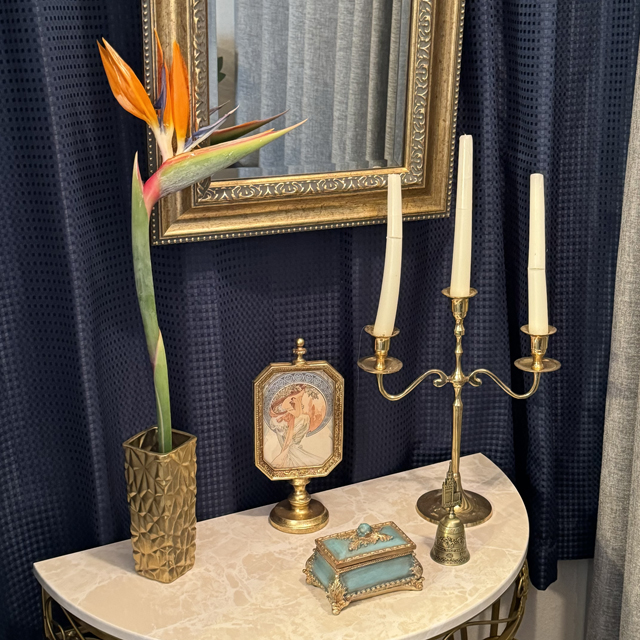 インテリア仏壇「鏡壇ミラリエ」「鏡壇ミロワ」に今日（12/6）の誕生花の「ストレリチア（極楽鳥花）」 を飾ってみました。