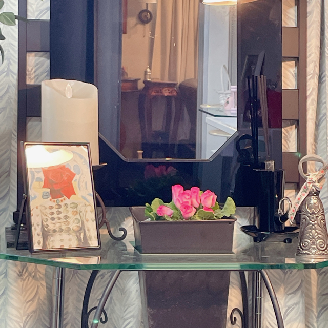 インテリア仏壇「鏡壇ミラリエ」「鏡壇ミロワ」に今日（1/30）の誕生花の「プリムラジュリアン（西洋桜草）」 を飾ってみました。