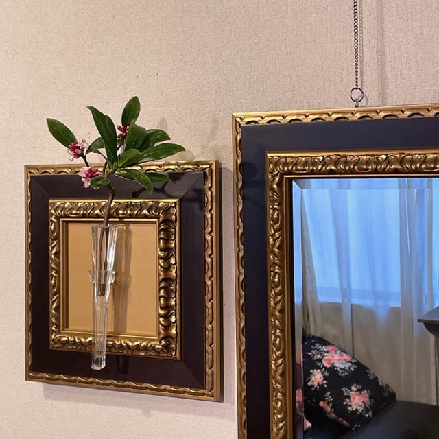 インテリア仏壇「鏡壇ミラリエ」「鏡壇ミロワ」に今日（1/16）の誕生花の「ジンチョウゲ（沈丁花）」 を飾ってみました。