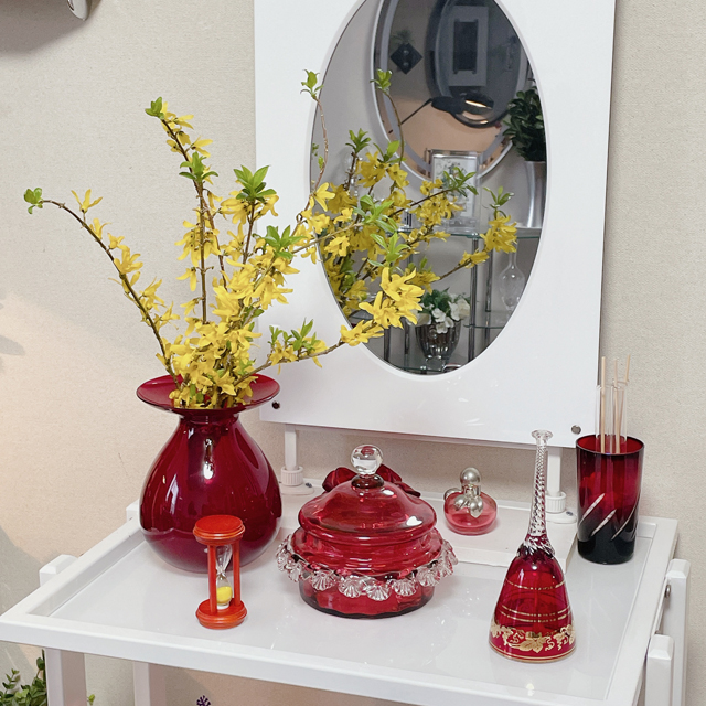 インテリア仏壇「鏡壇ミラリエ」「鏡壇ミロワ」に今日（1/18）の誕生花の「レンギョウ（連翹）」 を飾ってみました。