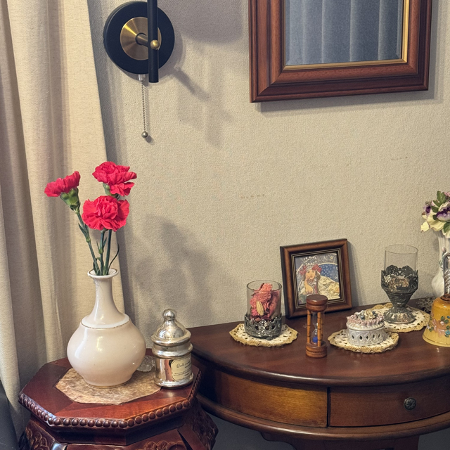 インテリア仏壇「鏡壇ミラリエ」「鏡壇ミロワ」に今日（1/21）の誕生花の「赤いカーネーション（麝香撫子）」 を飾ってみました。