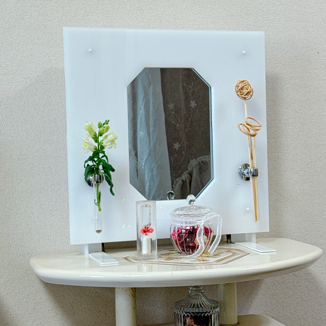 インテリア仏壇「鏡壇ミラリエ」「鏡壇ミロワ」に今日（1/8）の誕生花の「キンギョソウ（金魚草）」 を飾ってみました。