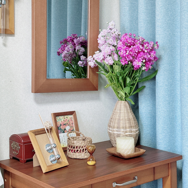インテリア仏壇「鏡壇ミラリエ」「鏡壇ミロワ」に今日（1/27）の誕生花の「八重咲のストック（紫羅欄花）」 を飾ってみました。