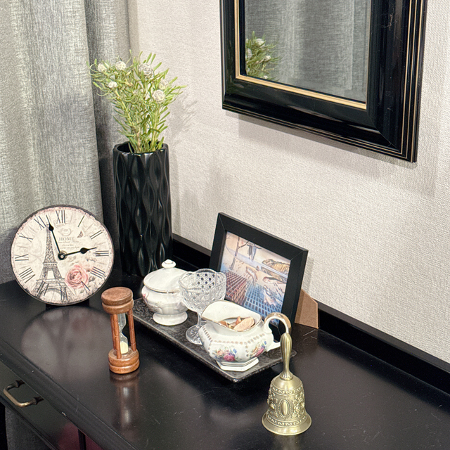 インテリア仏壇「鏡壇ミラリエ」「鏡壇ミロワ」に今日（1/22）の誕生花の「リューカデンドロン（銀葉樹）」 を飾ってみました。