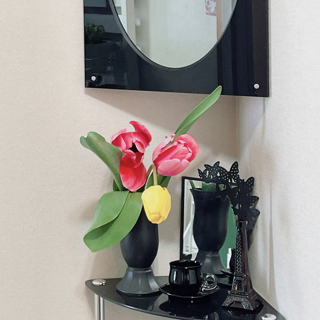 インテリア仏壇「鏡壇ミラリエ」「鏡壇ミロワ」に今日（2/16）の誕生花の「チューリップ（鬱金香）」 を飾ってみました。
