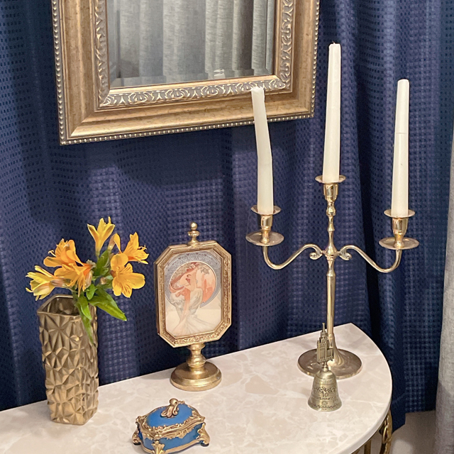 インテリア仏壇「鏡壇ミラリエ」「鏡壇ミロワ」に今日（2/18）の誕生花の「アルストロメリア（百合水仙）」 を飾ってみました。
