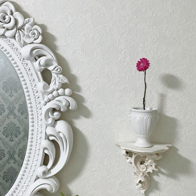 インテリア仏壇「鏡壇ミラリエ」「鏡壇ミロワ」に今日（2/22）の誕生花の「ヘリクリサム（麦藁菊）」 を飾ってみました。