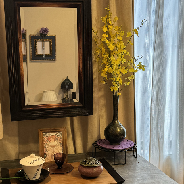 インテリア仏壇「鏡壇ミラリエ」「鏡壇ミロワ」に今日（2/6）の誕生花の「オンシジューム（群雀蘭）」 を飾ってみました。