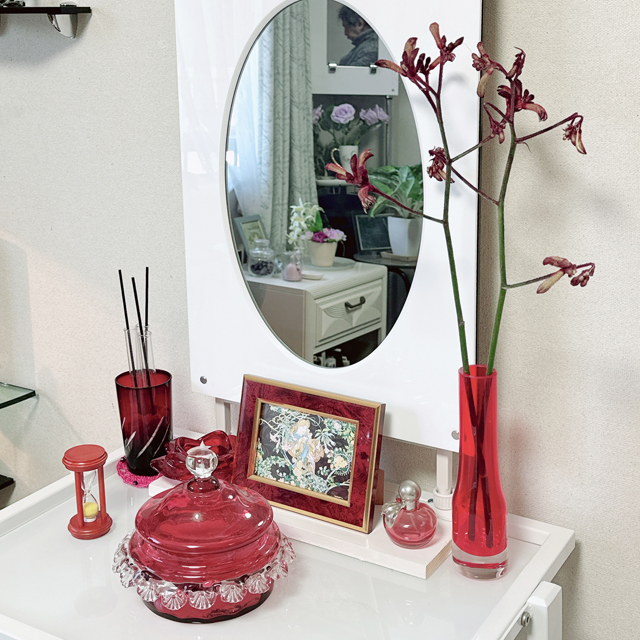 インテリア仏壇「鏡壇ミラリエ」「鏡壇ミロワ」に今日（2/5）の誕生花の「カンガルーポー（アニゴザントス）」 を飾ってみました。