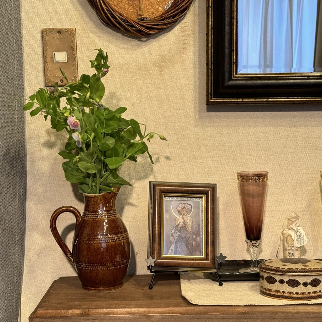 インテリア仏壇「鏡壇ミラリエ」「鏡壇ミロワ」に今日（2/10）の誕生花の「エンドウ（豌豆）」 を飾ってみました。