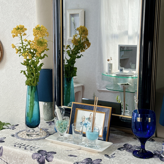 インテリア仏壇「鏡壇ミラリエ」「鏡壇ミロワ」に今日（2/24）の誕生花の「ナノハナ（菜の花）」 を飾ってみました。