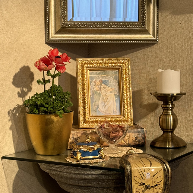 インテリア仏壇「鏡壇ミラリエ」「鏡壇ミロワ」に今日（2/21）の誕生花の「アネモネ（牡丹一華）」 を飾ってみました。