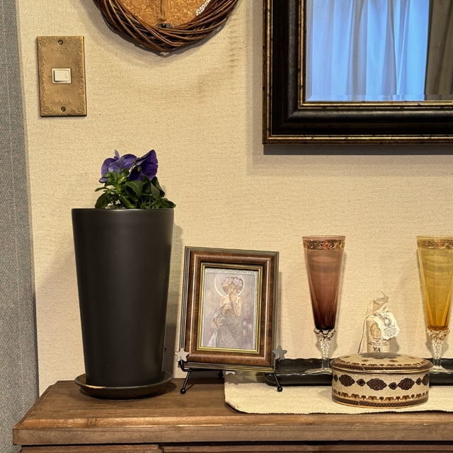インテリア仏壇「鏡壇ミラリエ」「鏡壇ミロワ」に今日（2/2）の誕生花の「パンジー（三色菫）」 を飾ってみました。