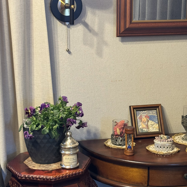 インテリア仏壇「鏡壇ミラリエ」「鏡壇ミロワ」に今日（2/27）の誕生花の「スミレ（菫）」 を飾ってみました。