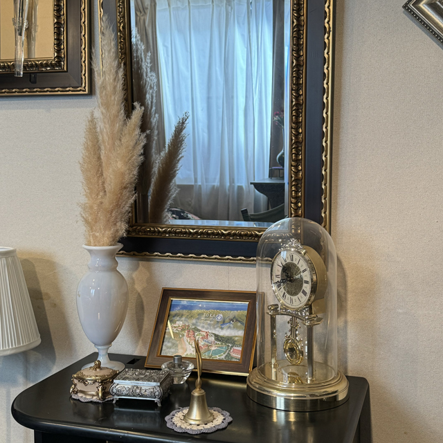 インテリア仏壇「鏡壇ミラリエ」「鏡壇ミロワ」に今日（2/13）の誕生花の「パンパスグラス（白銀葭）」 を飾ってみました。