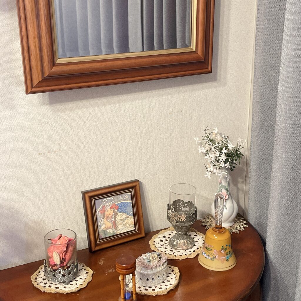 インテリア仏壇「鏡壇ミラリエ」「鏡壇ミロワ」に今日（3/24）の誕生花の「ハゴロモジャスミン（羽衣素馨）」 を飾ってみました。