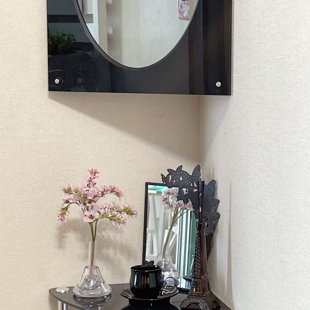 インテリア仏壇「鏡壇ミラリエ」「鏡壇ミロワ」に今日（3/23）の誕生花の「ヒマラヤユキノシタ（大岩団扇）」 を飾ってみました。