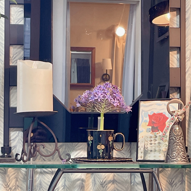 インテリア仏壇「鏡壇ミラリエ」「鏡壇ミロワ」に今日（3/13）の誕生花の「シラー・ペルビアナ（大蔓穂）」 を飾ってみました。