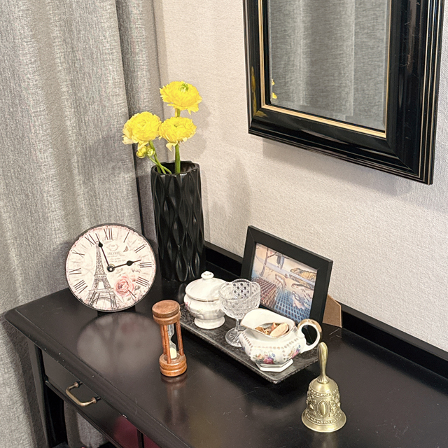 インテリア仏壇「鏡壇ミラリエ」「鏡壇ミロワ」に今日（3/6）の誕生花の「アイリス（ラナンキュラス（バターカップ／花金鳳花）」 を飾ってみました。