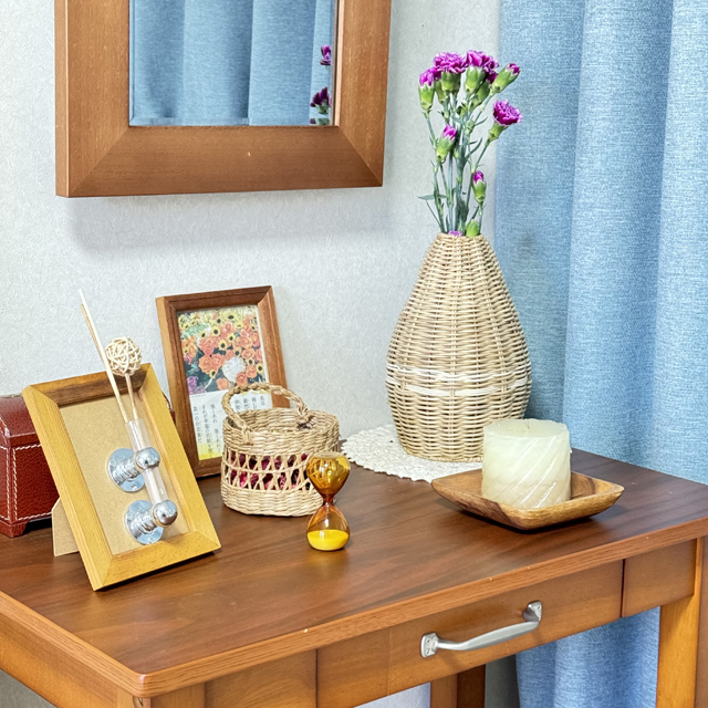 インテリア仏壇「鏡壇ミラリエ」「鏡壇ミロワ」に今日（3/10）の誕生花の「スプレーカーネーション（麝香撫子）」 を飾ってみました。