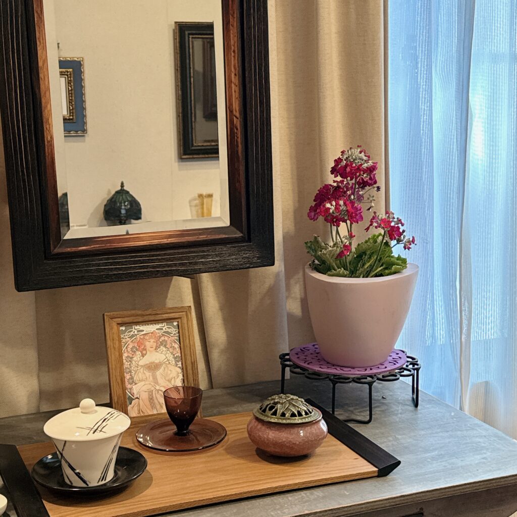 インテリア仏壇「鏡壇ミラリエ」「鏡壇ミロワ」に今日（3/25）の誕生花の「プリムラマラコイデス（化粧桜）」 を飾ってみました。