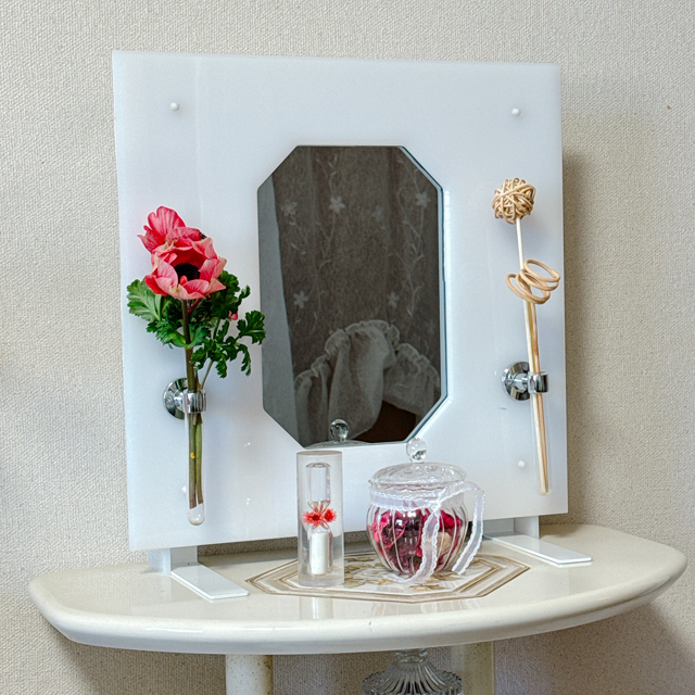 インテリア仏壇「鏡壇ミラリエ」「鏡壇ミロワ」に今日（3/12）の誕生花の「アネモネ（牡丹一華）」 を飾ってみました。