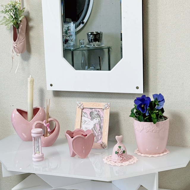 インテリア仏壇「鏡壇ミラリエ」「鏡壇ミロワ」に今日（3/11）の誕生花の「パンジー（三色菫）」 を飾ってみました。