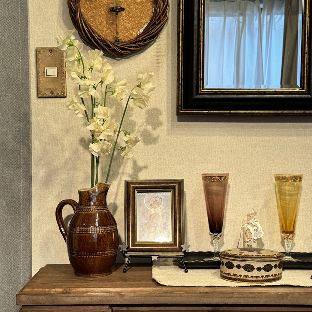 インテリア仏壇「鏡壇ミラリエ」「鏡壇ミロワ」に今日（3/20）の誕生花の「スイートピー（麝香豌豆）」 を飾ってみました。