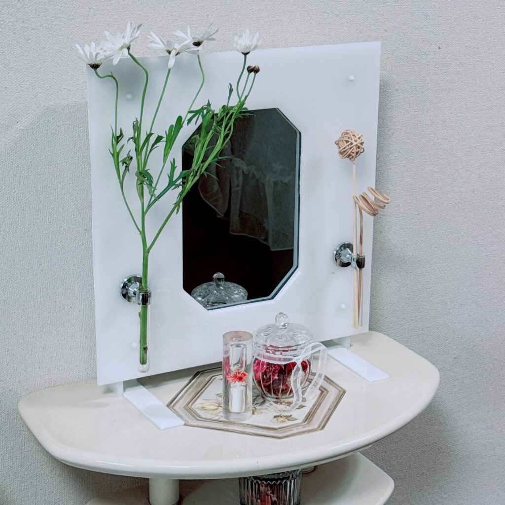 インテリア仏壇「鏡壇ミラリエ」「鏡壇ミロワ」に今日（4/11）の誕生花の「インテリア仏壇と今日の誕生花：マーガレット（木春菊）」 を飾ってみました。