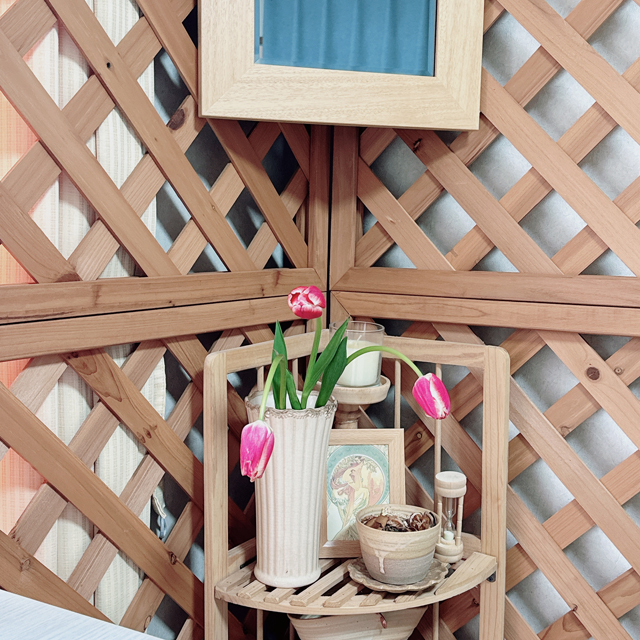 インテリア仏壇「鏡壇ミラリエ」「鏡壇ミロワ」に今日（4/16）の誕生花の「インテリア仏壇と今日の誕生花：斑のチューリップ（鬱金香）」 を飾ってみました。
