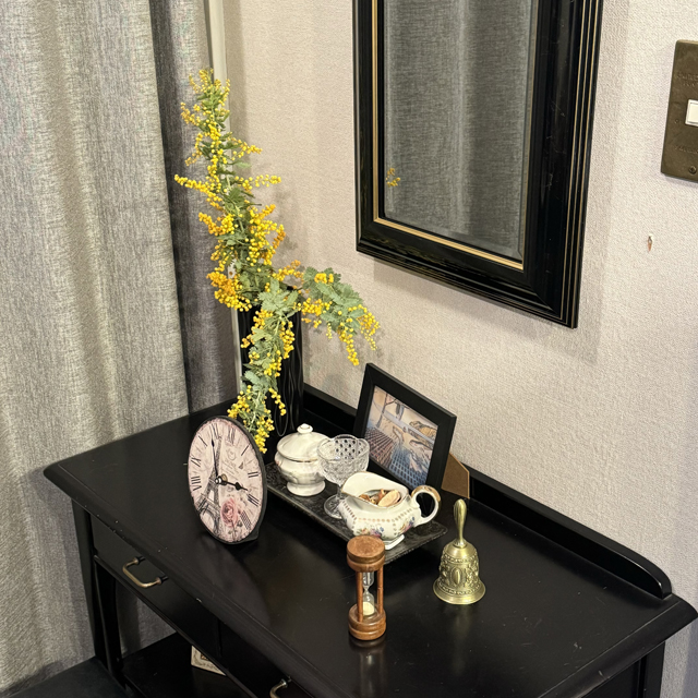 インテリア仏壇「鏡壇ミラリエ」「鏡壇ミロワ」に今日（4/9）の誕生花の「インテリア仏壇と今日の誕生花：アカシア（ミモザ）」 を飾ってみました。