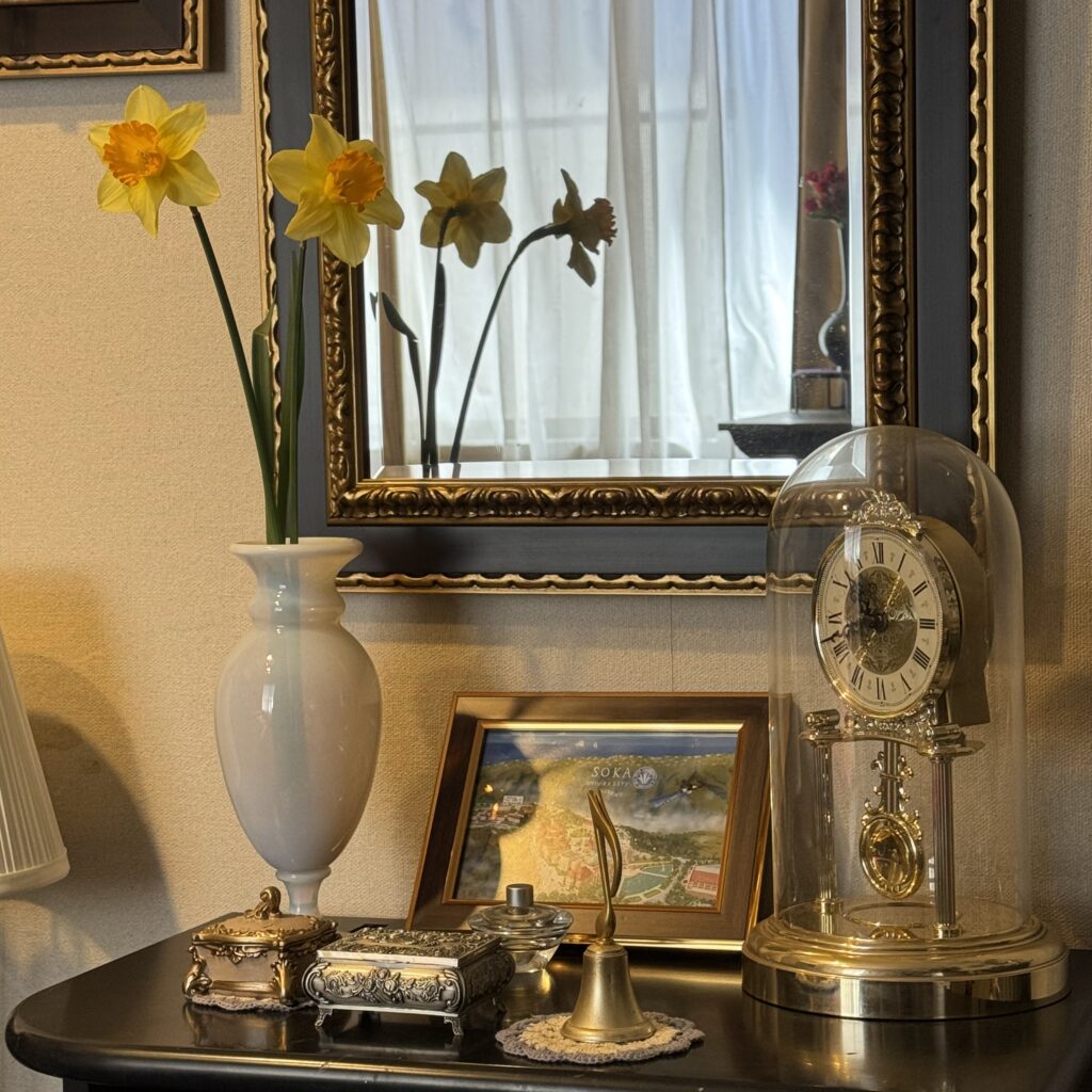 インテリア仏壇「鏡壇ミラリエ」「鏡壇ミロワ」に今日（4/3）の誕生花の「ラッパスイセン（喇叭水仙）」 を飾ってみました。