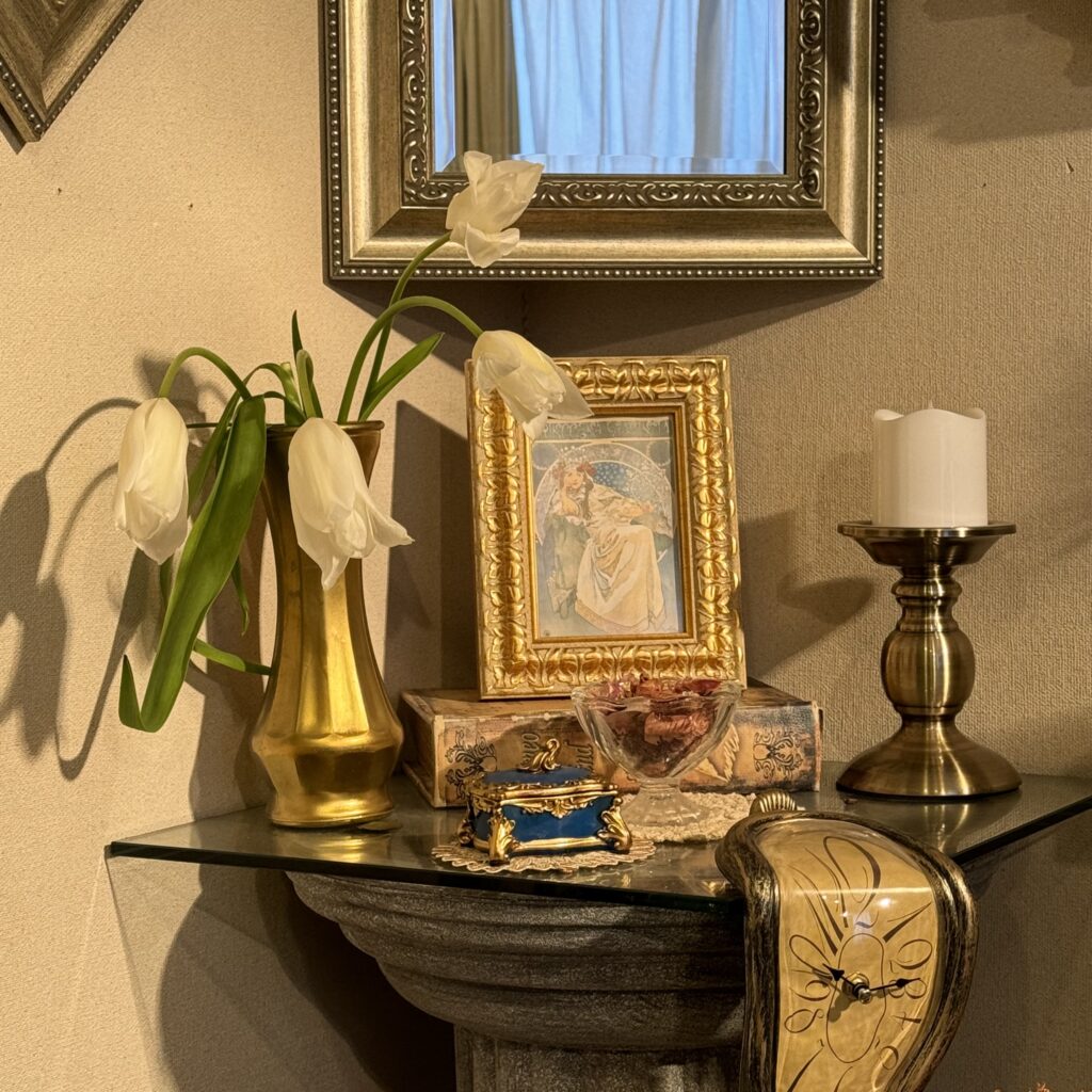 インテリア仏壇「鏡壇ミラリエ」「鏡壇ミロワ」に今日（4/8）の誕生花の「インテリア仏壇と今日の誕生花：白いチューリップ（鬱金香）」 を飾ってみました。