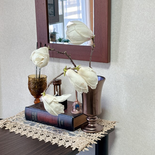 インテリア仏壇「鏡壇ミラリエ」「鏡壇ミロワ」に今日（4/15）の誕生花の「インテリア仏壇と今日の誕生花：シロモクレン（白木蓮）」 を飾ってみました。