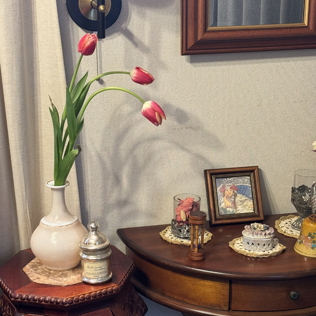 インテリア仏壇「鏡壇ミラリエ」「鏡壇ミロワ」に今日（5/13）の誕生花の「インテリア仏壇と今日の誕生花：チューリップ（鬱金香）」 を飾ってみました。