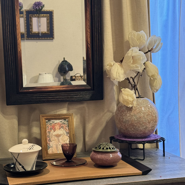 インテリア仏壇「鏡壇ミラリエ」「鏡壇ミロワ」に今日（5/7）の誕生花の「インテリア仏壇と今日の誕生花：モクレン（木蓮）」 を飾ってみました。