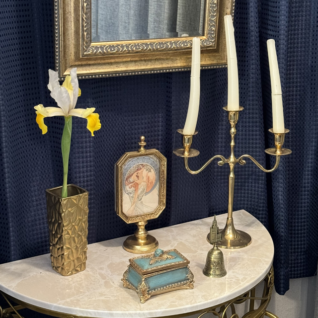 ンテリア仏壇「鏡壇ミラリエ」「鏡壇ミロワ」に今日（5/14）の誕生花の「インテリア仏壇と今日の誕生花：アイリス（オランダアヤメ/阿蘭陀菖蒲）」 を飾ってみました。