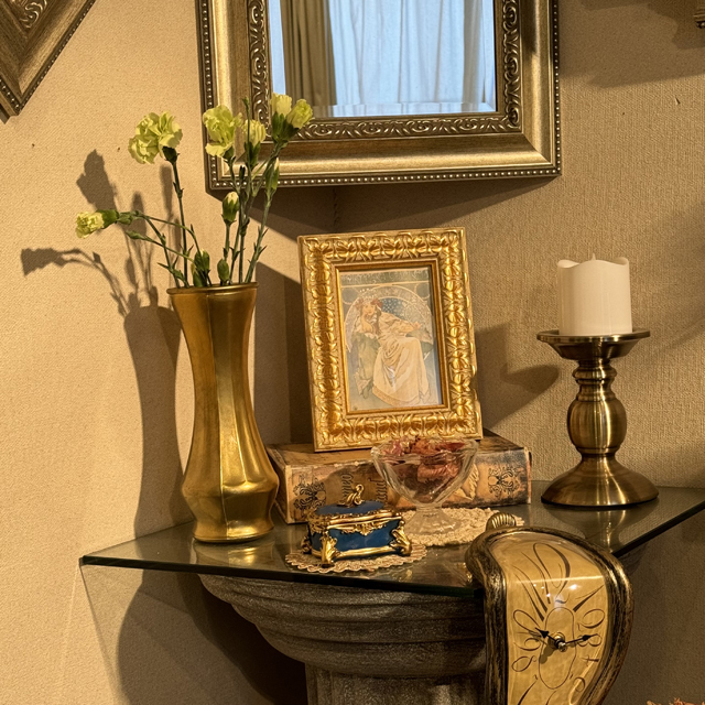 インテリア仏壇「鏡壇ミラリエ」「鏡壇ミロワ」に今日（5/9）の誕生花の「インテリア仏壇と今日の誕生花：白いカーネーション（麝香撫子）」 を飾ってみました。