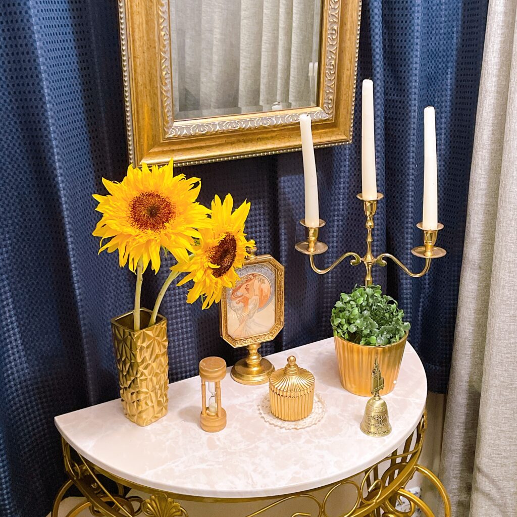 インテリア仏壇「鏡壇ミラリエ」「鏡壇ミロワ」に今日（7/20）の誕生花の「ヒマワリ（向日葵）」 を飾ってみました。
