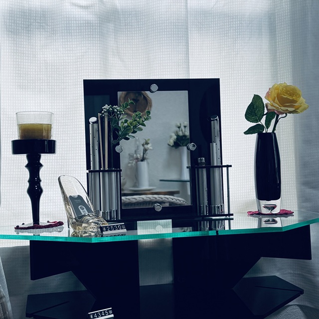 インテリア仏壇「鏡壇ミラリエ」「鏡壇ミロワ」に今日(1/28)の誕生花の「黄色のバラ(薔薇)」 を飾ってみました。