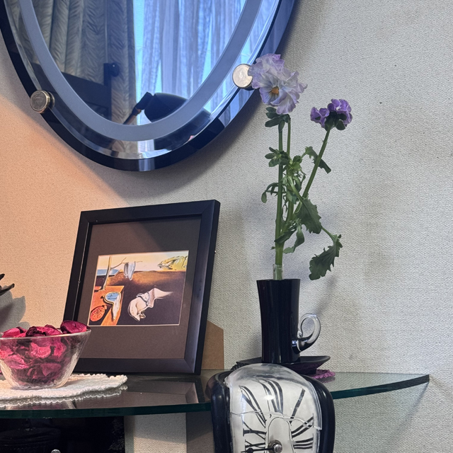 インテリア仏壇「鏡壇ミラリエ」「鏡壇ミロワ」に今日(2/21)の誕生花の「紫色のスミレ(菫)」 を飾ってみました。