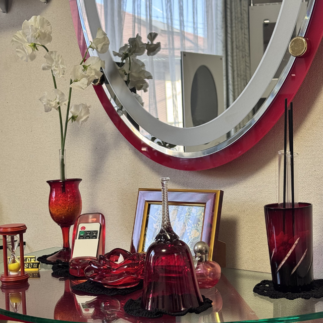 インテリア仏壇「鏡壇ミラリエ」「鏡壇ミロワ」に今日（2/8）の誕生花の「スイートピー（麝香豌豆）」 を飾ってみました。