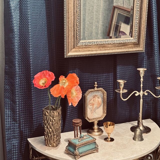 インテリア仏壇「鏡壇ミラリエ」「鏡壇ミロワ」に今日(2/23)の誕生花の「ポピー(芥子)」 を飾ってみました。