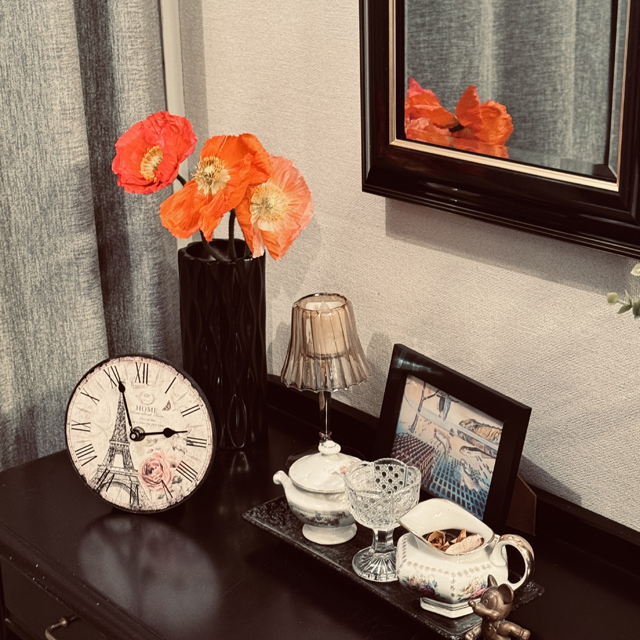 インテリア仏壇「鏡壇ミラリエ」「鏡壇ミロワ」に今日(2/23)の誕生花の「ポピー(芥子)」 を飾ってみました。