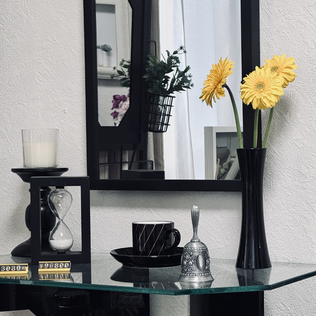 インテリア仏壇「鏡壇ミラリエ」「鏡壇ミロワ」に今日（2/11）の誕生花の「黄色のガーベラ（大千本槍）」 を飾ってみました。