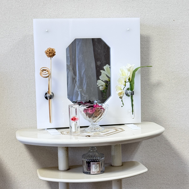 インテリア仏壇「鏡壇ミラリエ」「鏡壇ミロワ」に今日(2/2)の誕生花の「白いフリージア(香雪蘭)」 を飾ってみました。