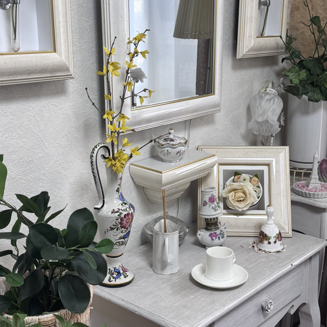 インテリア仏壇「鏡壇ミラリエ」「鏡壇ミロワ」に今日（2/12）の誕生花の「レンギョウ（連翹）」 を飾ってみました。