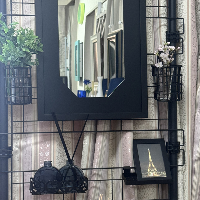 インテリア仏壇「鏡壇ミラリエ」「鏡壇ミロワ」に今日（2/25）の誕生花の「カンヒザクラ（寒緋桜）」 を飾ってみました。